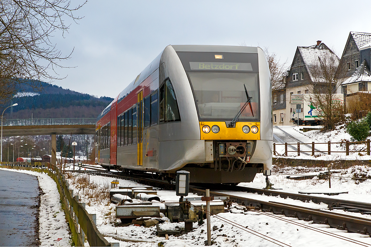 
Heute am 23.02.2015 war es wieder Winter....
Der VT 118 (95 80 0946 418-0 D-HEB / 95 80 0646 418-3 d-HEB / 95 80 0946 918-9 D-HEB) ein Stadler GTW 2/6 der Hellertalbahn fährt am 22.02.2015 als RB 96  Hellertal-Bahn  (Neunkirchen - Herdorf - Betzdorf), hier kurz vor dem Stellwerk Herdorf Ost (Ho) bzw. Bahnhof Herdorf. 

Dieser Triebwagen wurde 1999 bei DWA, Bautzen (Deutsche Waggonbau AG, heute Bombardier Transportation) unter der Fabriknummer 525/003 für die Hessische Landesbahn (HLB) gebaut, dessen Eigentum er auch ist und ihn an die Hellertalbahn vermietet hat. Die Hellertalbahn hat 3 dieser GTW 2/6 im Einsatz.
