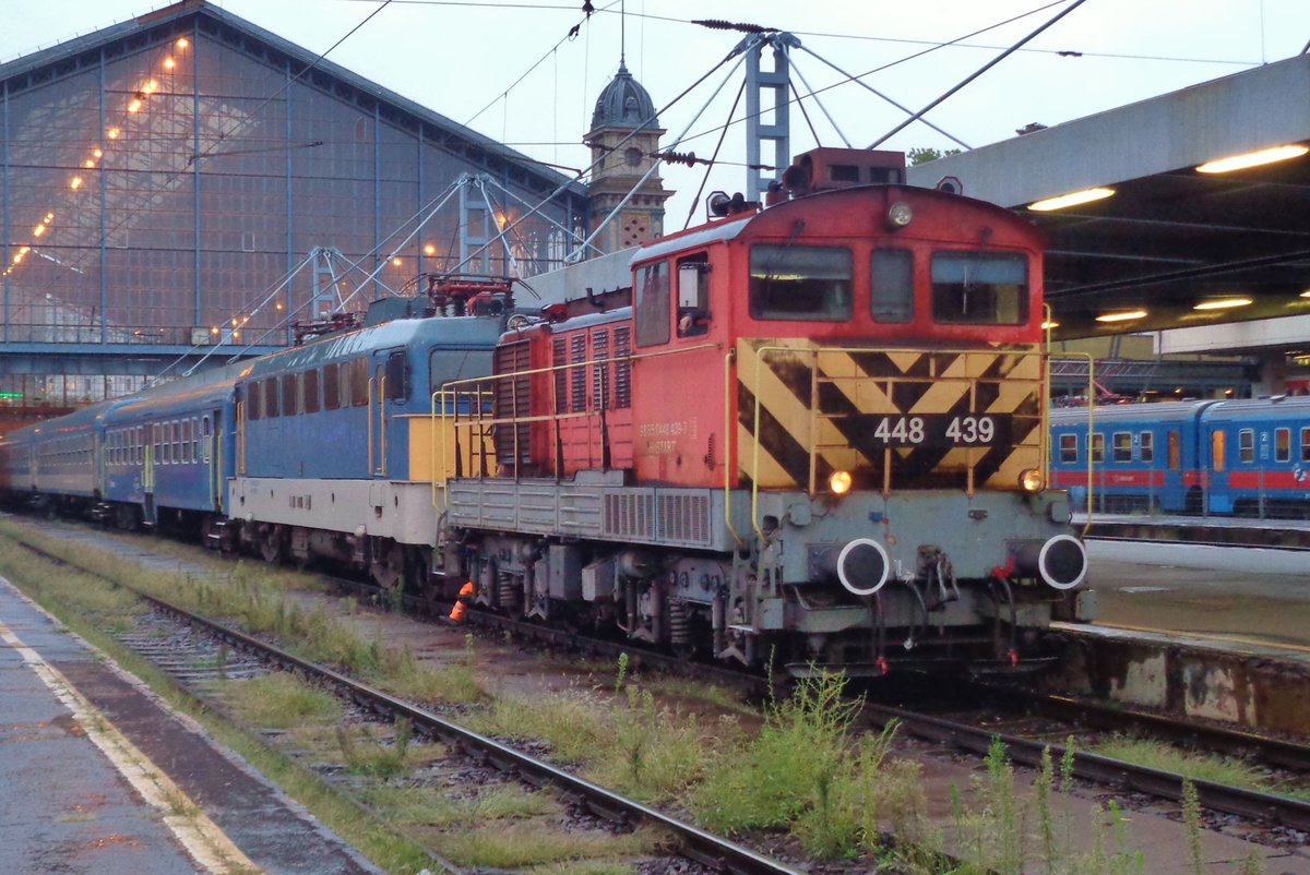 Heute wird bei die MAV die Baureihe 448 als Bahndienstfahrzueg beim Rangierfahrten in die Budapester Bahnhöfe eingesetzt, wie 448 439 in Budapest Nyugati am verregneten Abend von 19 September 2017. Deswegen die Zuteilung bei Bahndienstfarhrzeuge.