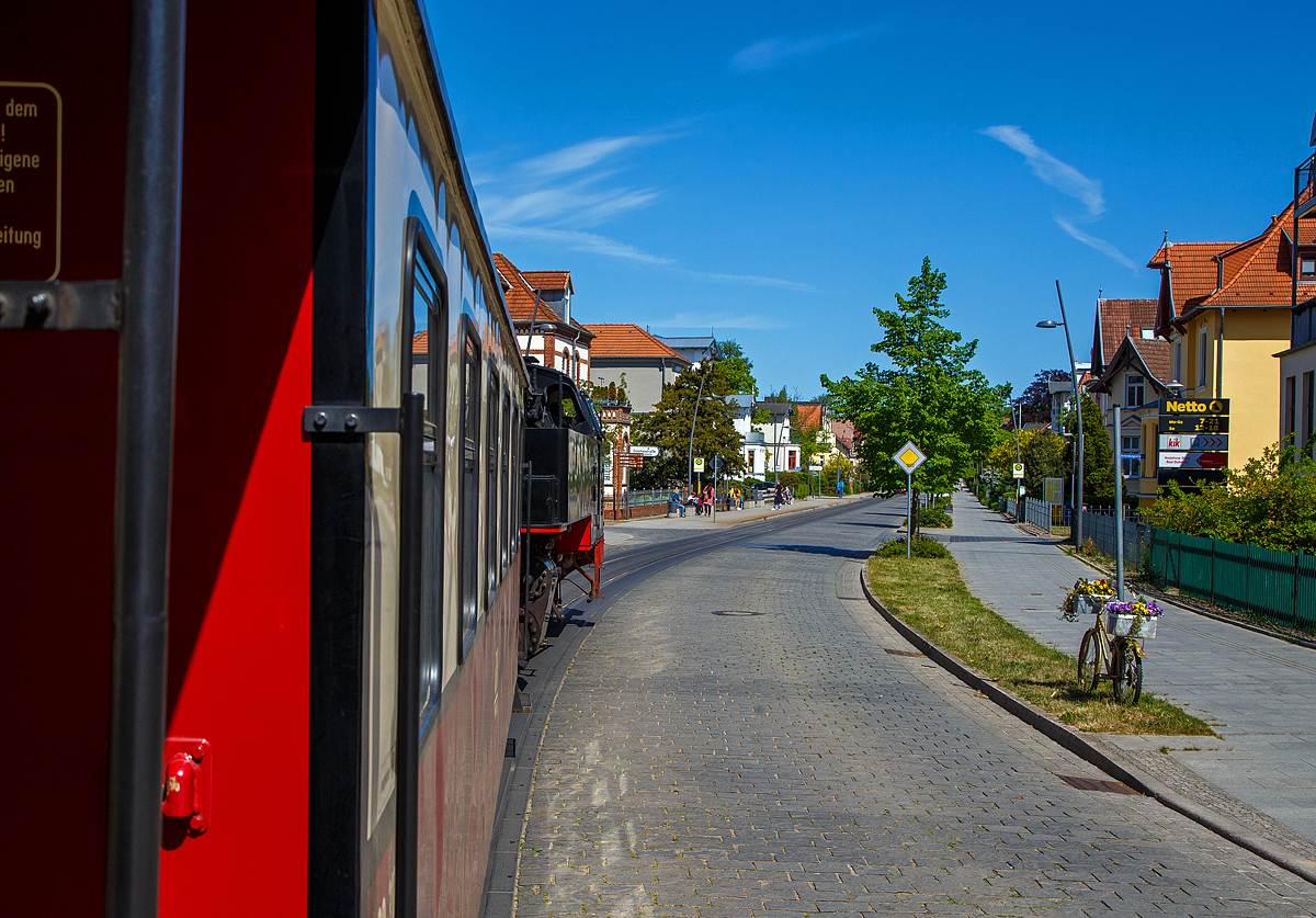 Hier ist der Molli die Dampfstraenbahn von Bad Doberan....
Gefhrt von der 99 2322-8 der Mecklenburgischen Bderbahn Molli fhrt unser Molli (MBB Dampfzug von Bad Doberan nach Khlungsborn-West) am 15.05.2022 in Richtung Heiligendamm. Die „Bderbahn Molli“ wird auch als RB 31 gefhrt, z.Z. (Juni, Juli und August 2022) gilt auch bei der Mecklenburgischen Bderbahn Molli das bundesweite 9-Euro-Ticket!

