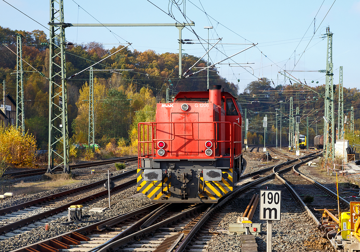 
Hier nochmal als Nachschuss: Die Lok 4 der Railflex GmbH (92 80 1275 111-3 D-RF), eine MaK G 1206, fhrt am 12.11.2016 als Lz durch den Bahnhof Betzdorf/Sieg. 

Die G 1206 wurde 2001 von Vossloh in Kiel unter der Fabriknummer 1001125 gebaut, als Mietlok hatte sie schon sehr viele Stationen.  