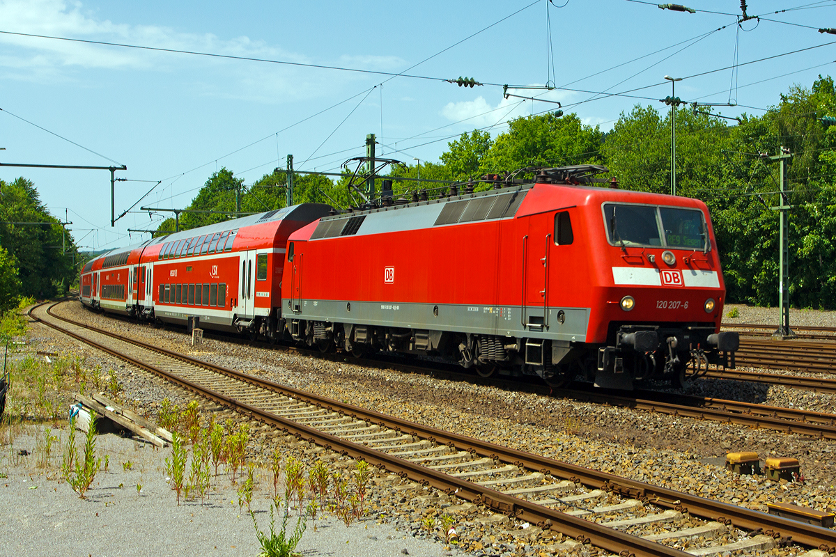 
Hier eine Sequenz später...
Die 120 207-6 (ex 120 136-7) der DB Regio mit 6 DoSto´s als RE 9 - Rhein Sieg Express (RSX) Aachen - Köln - Siegen  am 10.06.2014 kurz vor der Einfahrt im den Bahnhof Au(Sieg).

