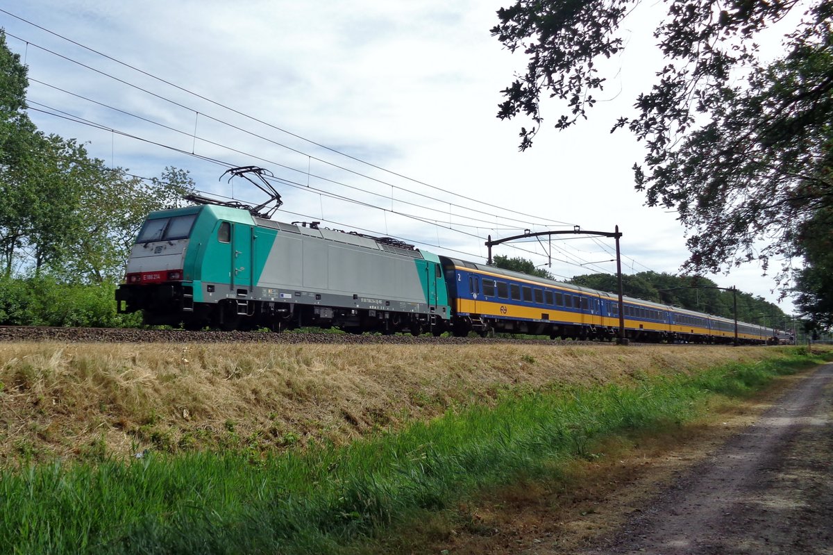 IC-Direct mit 186 214 passiert am 26 Juli 2018 Tilburg Oude Warande.
