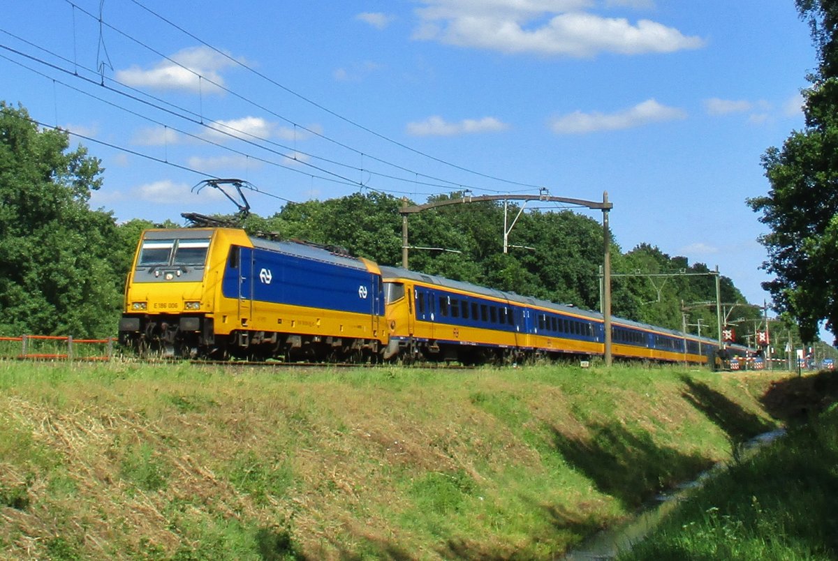IC mit 186 006 passiert am 10 Juni 2017 Tilburg Oude Warande.