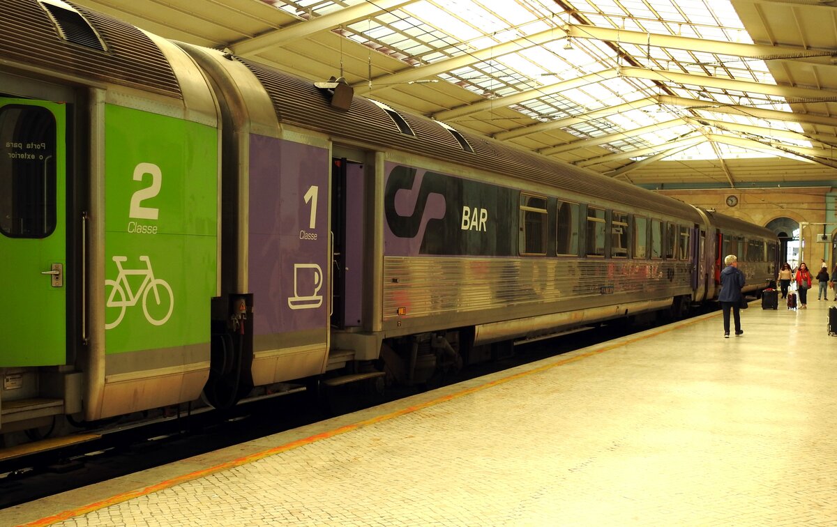 IC Wagen 1. Klasse der CP im Bahnhof Santa Apolonia in Lissabon am 13.05.2018.