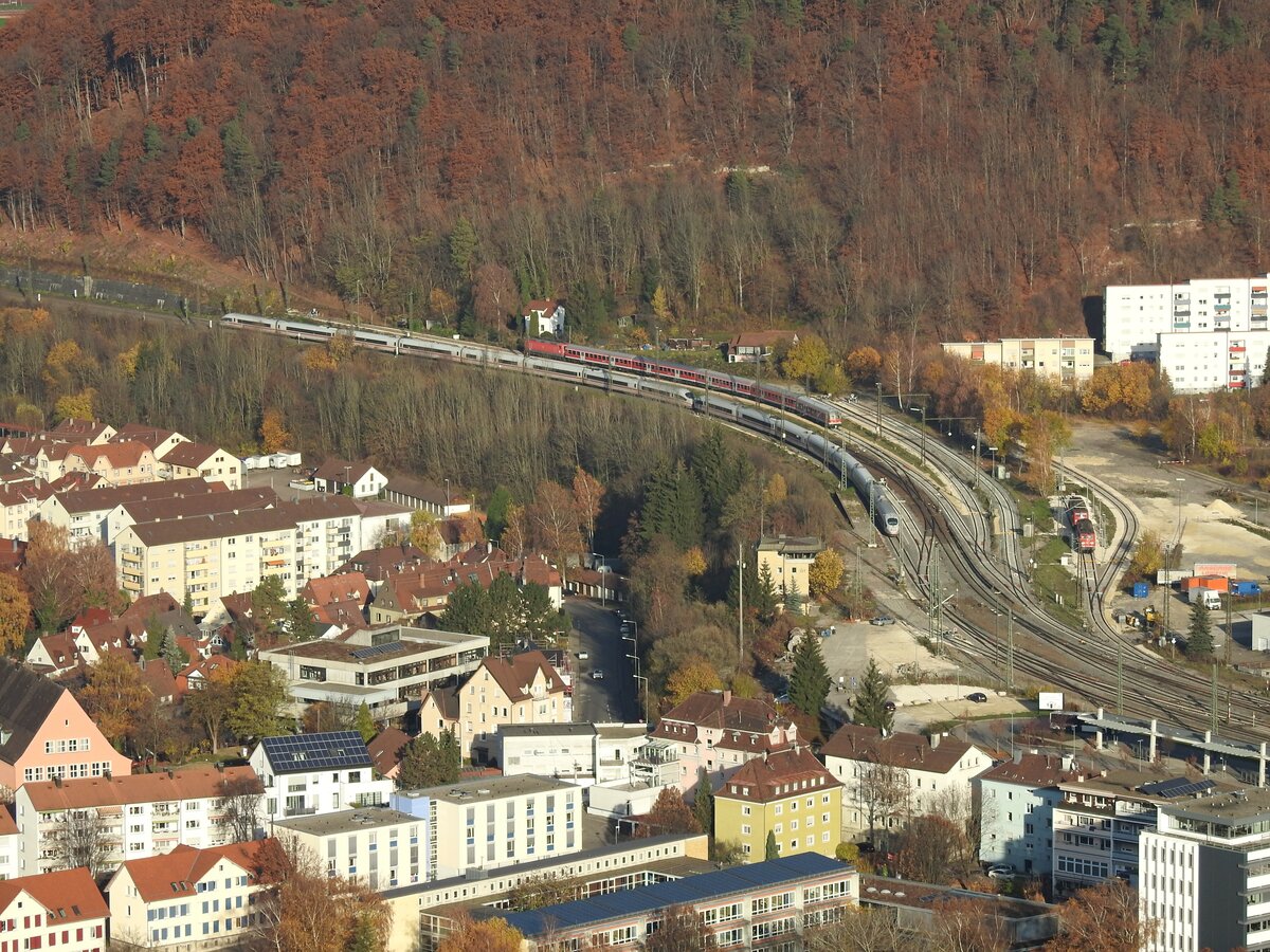 ICE 3, 2 zusammengehängt und 143 mit Nahverkehrszug in Geislingen/Steige am 08.11.2015. Aufnahme von der gegenüberliegenden Seite, der sogenannten Schildwacht.