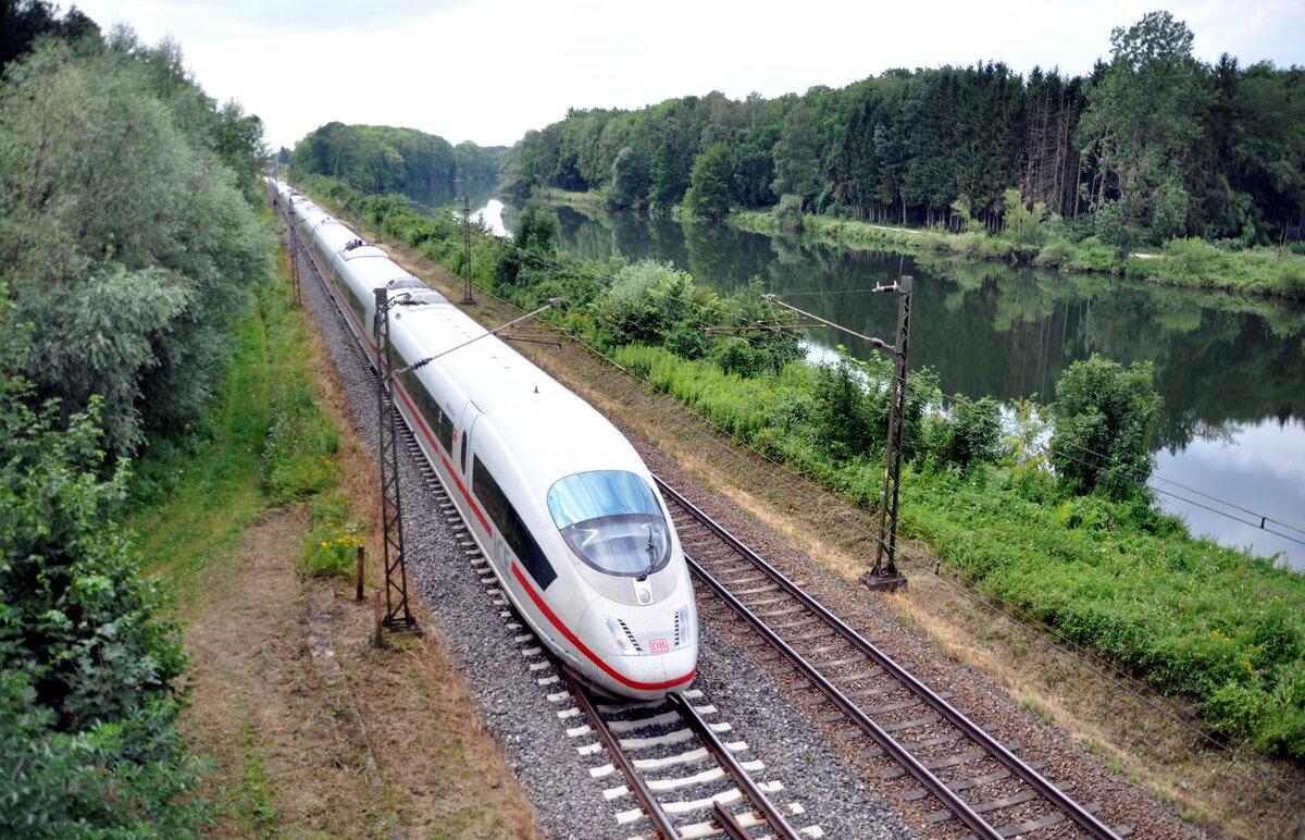 ICE 3 z 304  403 022-7 bei Günzburg, Reisensburg am 02.08.2012.