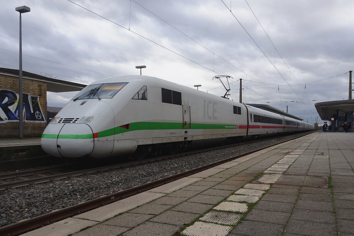 ICE 402 007 'STENDAL' verlasst am 14 Februari 2022 Bochum Hbf.
