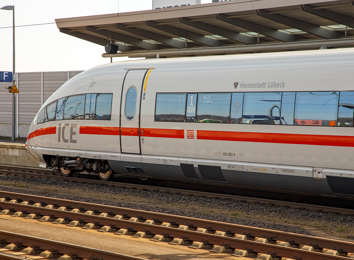 
ICE3-Detailbild von 93 80 5403 002-9 D-DB hier Zugspitze von Tz 302  Hansestadt Lübeck  am 25.03.2017 im Bahnhof Montabaur. 

Dieser ICE 3 (Baureihe 403) ist aus der 1. Bauserie und bekam im Januar 2017 ein Redesign.
