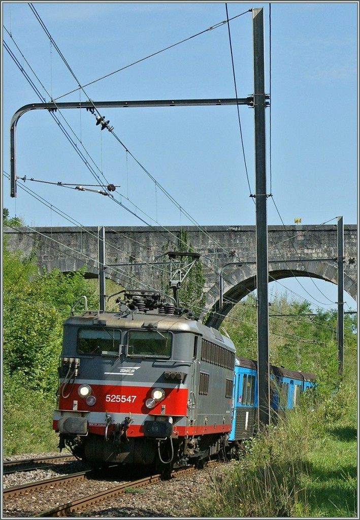 Im SBB Mieteinsatz: SNCF BB 25547 mit ihrem  RIO Zug bei Russin.
5. Sept. 2008