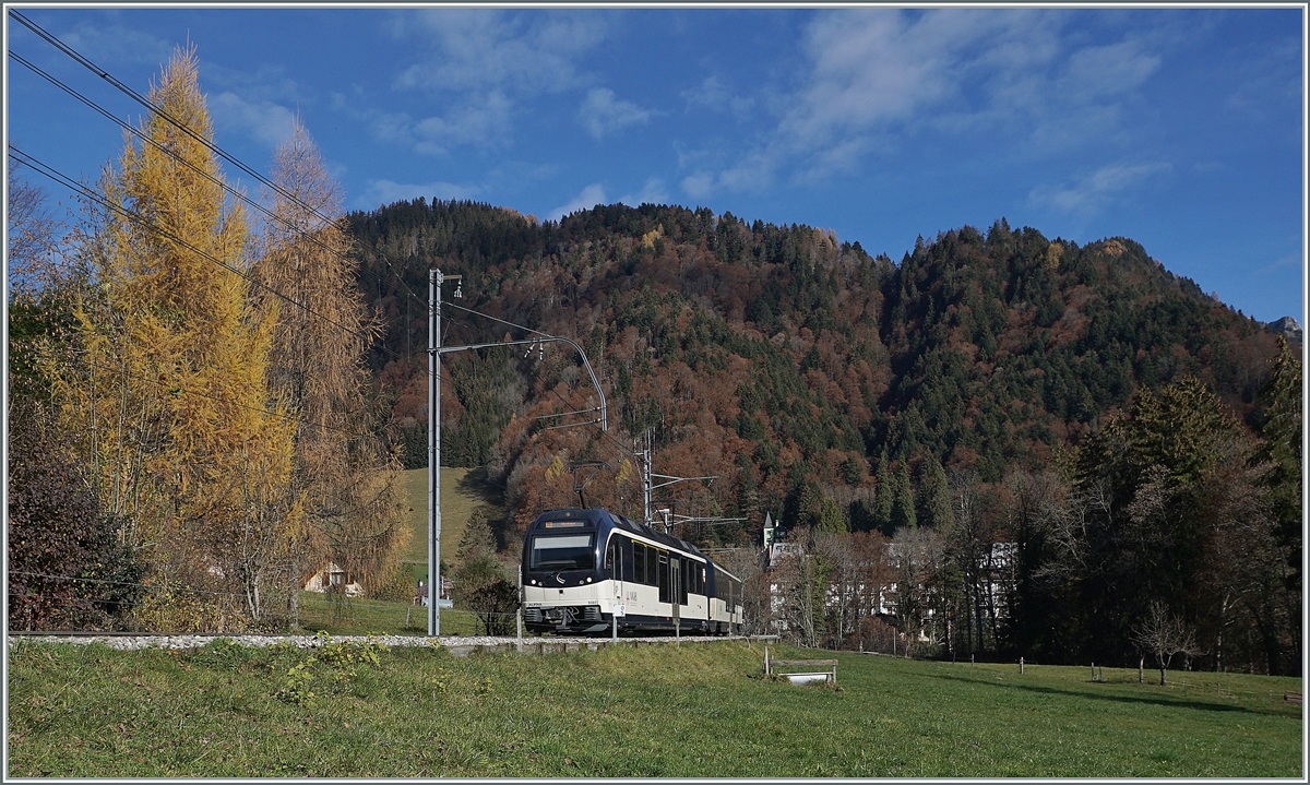 Im spätherbstlichen Licht verlässt der MOB Alpina ABe 4/4 9303 mit ihrem Zug Les Avants. Am Schluss des Zuges läuft die hier nicht zu sehende Ge 4/4 8004 mit.

13. November 2020