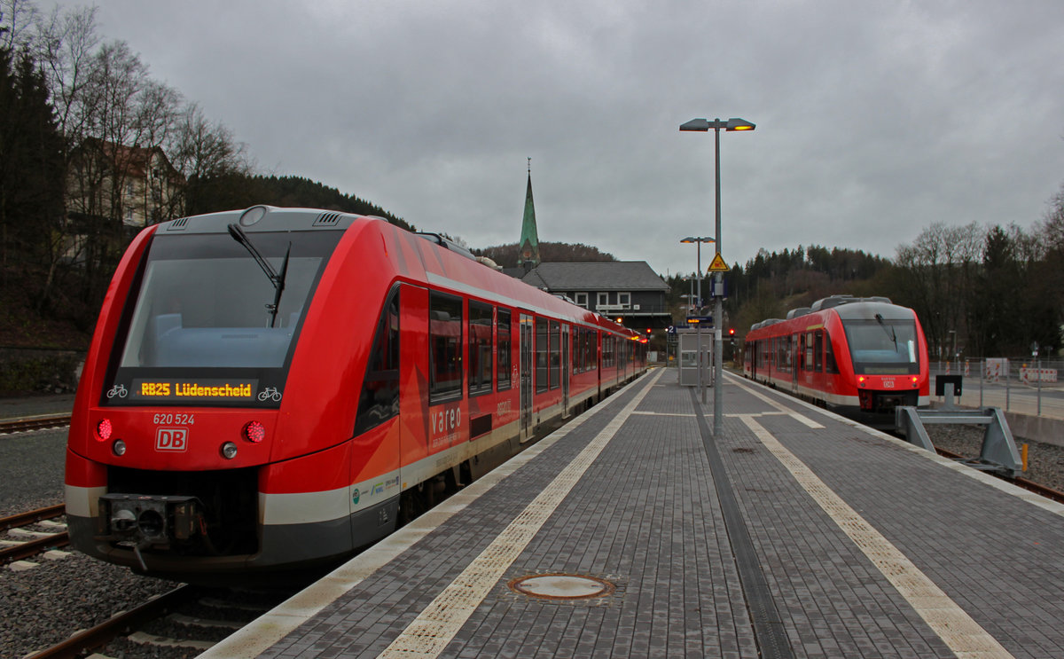 Im umgebauten Bahnhof von Brgge treffen am 01.01.2018 620 024 aus Kln und 648 105 auf dem Weg nach Dortmund aufeinander.