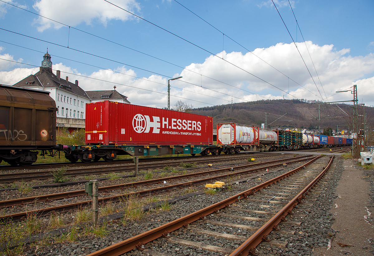 Im Vordergrund der 4-achsiger Drehgestell-Containertragwagen 33 88 4554 006-5 B-LNS der Gattung Sgns (LINEAS Wagon Type 6453L 2), der LINEAS Group NV/SA am 14.04.2022 im Zugverband bei der Durchfahrt in Niederschelderhütte.

Die Lineas Group nv/sa (ex B-Logistics, ex B Cargo) ist eine belgische Schienengütergesellschaft. 

TECHNISCHE DATEN:
Spurweite: 1.435 mm
Länge über Puffer: 19.740 mm
Drehzapfenabstand: 14.200 mm
Achsabstand in den Drehgestellen: 1.800 mm
Ladelänge: 18.400 mm
Ladefläche: 35 m²
Höhe der Ladeebene über S.O.: 1.155 mm
Eigengewicht: 19.450 kg
Max. Zuladung: 69,8 t (ab Streckenklasse D)
Max. Geschwindigkeit: 100 km/h 
Kleinster befahrbarer Gleisbogen: R 75 m 
Bremse: KE-GP-A (LL)
Bremssohle: IB 116
Feststellbremse: Nein
Verwendungsfähigkeit: RIV
