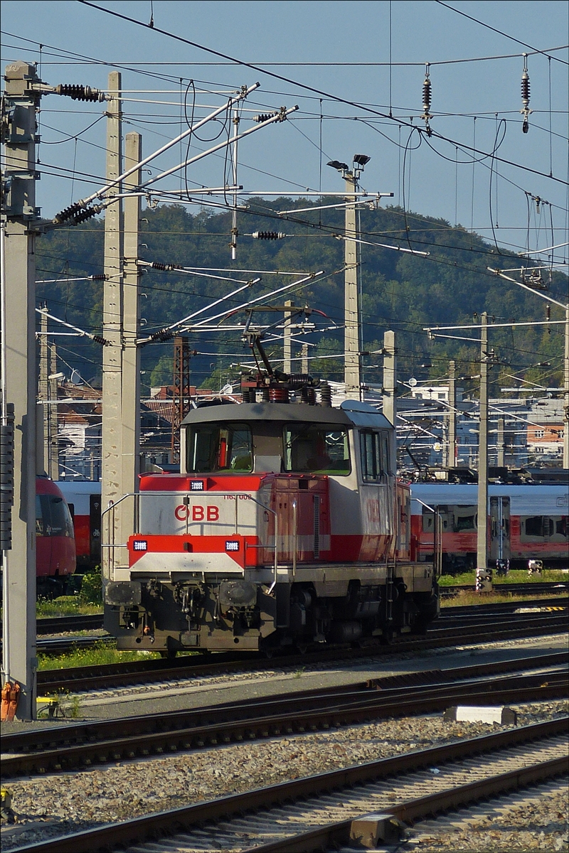 Im Vorfeld des Bahnhofs von Salzburg, auf einem Abstellgleis steht die elektrische Rangierlokomotive 1163 008 abgestellt. Lok Daten: Bj 1994, Gebaut bei Simmering-Graz-Pauker AG und Asea Brown Boveri; Achsfolge: Bo´Bo´; L.ü.P 16,4 m; besitzt 4 Fahrmotoren; Stromsystem 15 kV/16,7 Hz; Leistung 1600 kw; Vmax 120 km/h; bei der Öbb sind 20 dieser Maschinen im Einsatz. 16.09.2018 