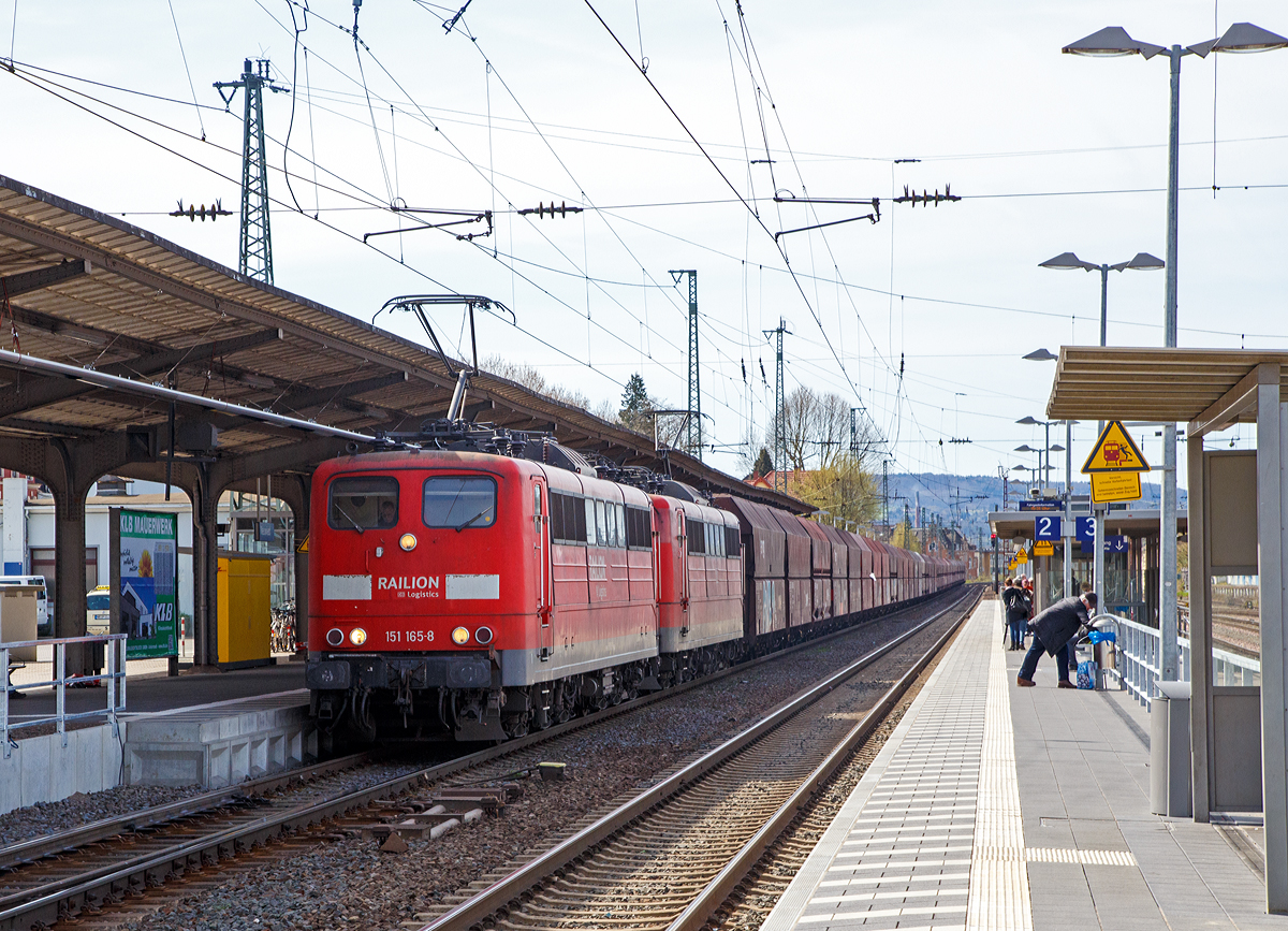 
In Doppeltraktion fahren die 151 165-8 und ein weitere 151er der DB Schenker Rail Deutschland AG am 12.04.2014 mit einem Kohlezug (Ganzzug mit Wagen der Gattung Falns) durch den Bahnhof Neuwied in Richtung Süden.