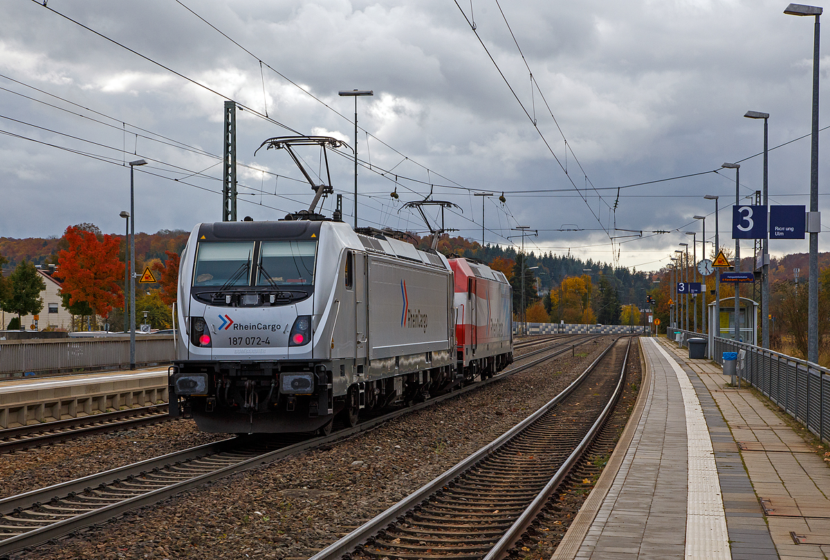 In Doppeltraktion TRAXX F140 AC2 mit AC 3 (BR 185.2 und 187).....
Die beiden Loks der RheinCargo GmbH & Co. KG fahren am 26.10.2021 als Lz (Lokzug) bzw. Tfzf (Triebfahrzeugfahrt) in Doppeltraktion durch den Bahnhof Amstetten (Württ.) in Richtung Ulm.

Vorne die 185 350-6 mit Werbung „Grenzenlos für sie im Einsatz“ (91 80 6185 350-6 D-RHC), ex DB Cargo 185 350-6, eine TRAXX F140 AC2 und dahinter die 187 072-4 (91 80 6187 072-4 D-RHC), eine TRAXX F140 AC3 (ohne LM). 

Die185 350-6 wurde 2008 von Bombardier in Kassel unter der Fabriknummer 34250 gebaut und die DB Cargo (damals Railion) geliefert, 2019 wurde sie an die RheinCargo GmbH & Co. KG verkauft. Hinten die 187 072-4 eine TRAXX F140 AC3 ohne LM wurde 2016 von Bombardier in Kassel unter der Fabriknummer 35251 gebaut und an die RheinCargo GmbH & Co. KG geliefert.