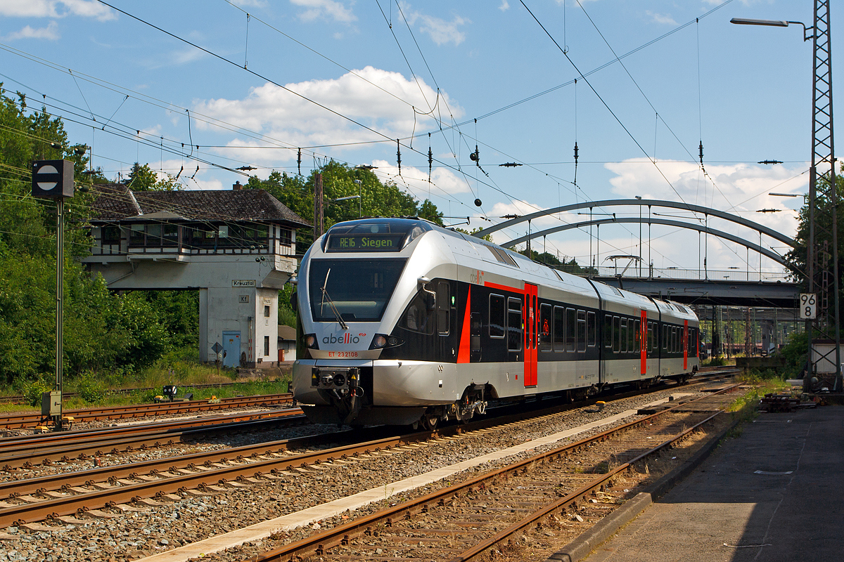 
In einem etwas neuen Outfit (rote Türen) und mit neuer Fahrzeugbezeichnung....
Der ET 232108  Finnentrop   (94 80 0427 107-8 D-ABRN / 94 80 0827 107-4 D-ABRN / 94 80 0427 607-7 D-ABRN), ex ET 23008, ein 3-teiliger Stadler Flirt der Abellio Rail NRW GmbH fährt am 12.07.2014 als RE 16  Ruhr-Sieg-Express  (Essen - Hagen - Siegen) von Kreuztal weiter in Richtung Siegen. 

Diese Fahrzeuge hat die Abellio über die CBRail Ltd. geleast.