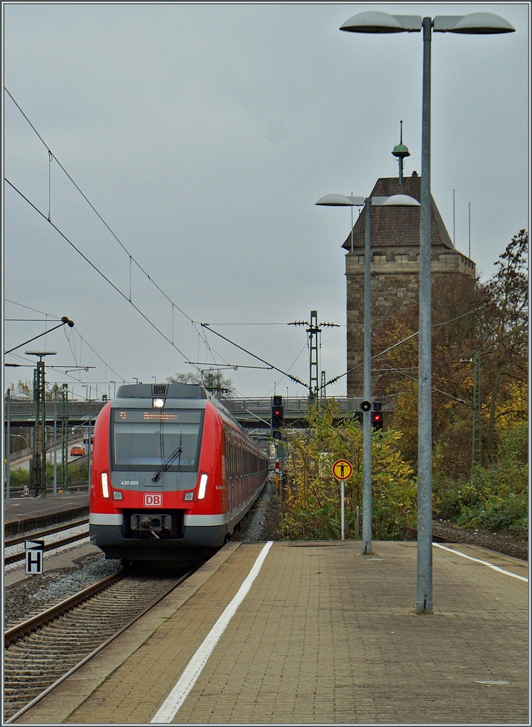 In Esslingen fährt ein damals neuen ET 430 003 als S-Bahn nach Herrenberg ein. 
29. Nov.2014