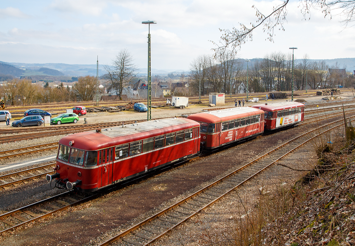 
In der Farbversion:
Die Brexbachtalbahn e.V. machte am 13.03.2016 eine Groe Westerwaldrundfahrt (Siershahn – Altenkirchen – Hachenburg – Westerburg – Limburg – Montabaur – Siershahn) mit dem Schienenbus der Baureihe VT798. Hier beim Halt in Westerburg, die Fahrgste waren zu Besuch im Eisenbahnmuseum.

Die Schienenbusgarnitur bestand (von rechts nach links) aus:
Dem VT 798 818-1 (98 80 0798 818-1 D-PBE), eingestellt von der Pfalzbahn Eisenbahnbetriebsgesellschaft mbH (Eigentmer DB Museum, Nrnberg), ex DB VT 98 9818, Eigentmer ist das DB Museum, Nrnberg. Der Verbrennungstriebwagen wurde 1962 von MAN unter der Fabriknummer 146600 gebaut.

Dem Beiwagen VB 998 250-5 (95 80 0998 250-4 D-PBE) der Pfalzbahn Eisenbahnbetriebsgesellschaft mbH, ex DB VB 98 2250. Der Beiwagen ist ein echter Uerdinger, er wurde 1960 von der Waggonfabrik Uerdingen AG in Krefeld-Uerdingen unter der Fabriknummer 66957 gebaut.

Dem Steuerwagen VS 998 880-9 (95 80 0998 880-8 D-OEF) der Oberhessische Eisenbahnfreunde, DB VS 98 280. Der Steuerwagen wurde 1959 von Waggon- und Maschinenbau GmbH, Donauwrth (WMD) unter der Fabriknummer 1412 gebaut.

Der Motorwagen (VT = Verbrennungstriebwagen) wird von zwei Diesel-Unterflurmotoren des Typs Bssing U 10 der Bssing AG, mit einer Leistung von  je 110 kW (150 PS) angetrieben. Die Leistungsbertagung erfolgt ber ZF Sechs-Gang-Getriebe mechanisch auf die Achsen.

Die einzelnen Wagen haben im Laufe ihres Betriebslebens zahllose unterschiedliche Nebenbahnen befahren haben, von denen heute teilweise allenfalls noch ein Bahndamm auszumachen ist.