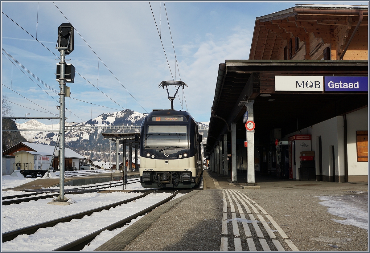 In Gstaad wartet der MOB Be 4/4 9201 mit seinem  Belle Epoque  Zug und einem weiteren  Alpina  am Zugschluss auf die Weiterfahrt nach Zweisimmen. 

6. Februar 2020