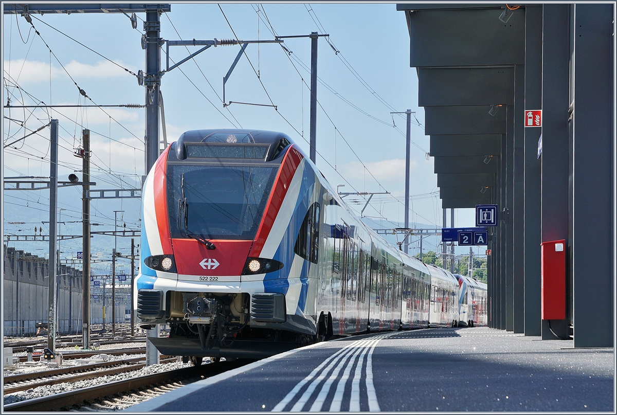 In Lancy Pont Ruge wartet der Léman Express 522 222 und eine geschlossene Komposition auf die Abfahrt nach Coppet. Links im Bild ist die Einfahrt in den Rangierbahnhof Genève la Praille zu erkennen.
19. Juni 2018