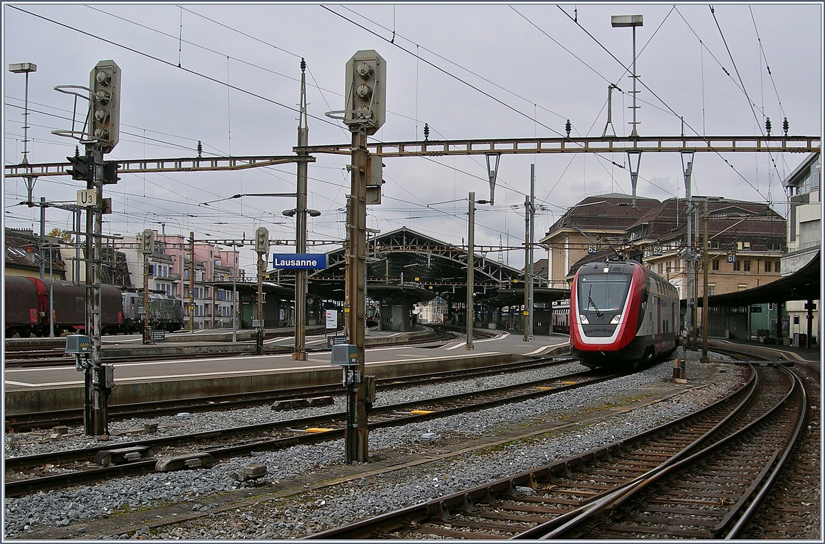In Lausanne stand der Mini Twindexx RABe 502 403-4 (UIC 94 85 0 502 403-4 CH-SBB und ein 94) IC Twindexx für Testfahten der Vielfachsteuerung. Wie man sieht, stösst bei einem so langen Zug nicht nur Bahnhof an seine Grenzen, sondern auch meine kleine Knipse.
10. Nov. 2017