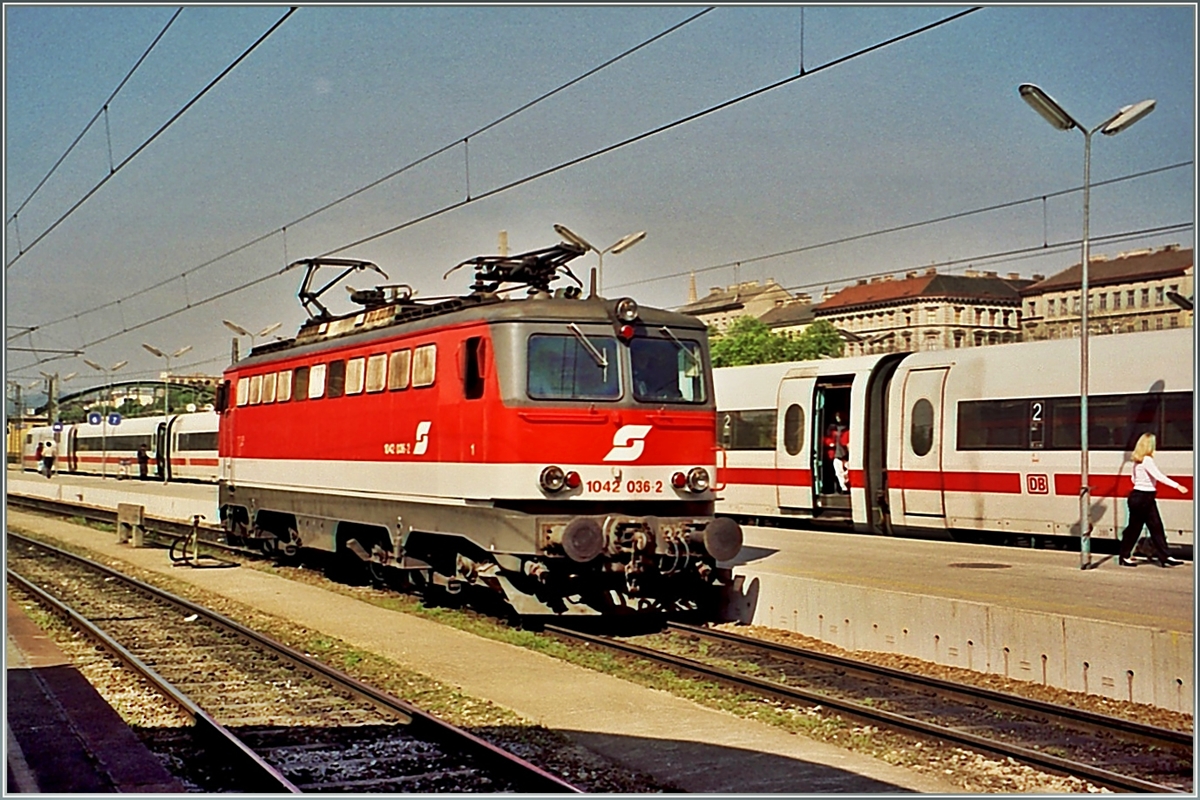 In meinem Archiv habe ich noch ein Bild der BB 1042 036-2 gefunden.
(Analoges Foto)
Wien Westbahnhof, den 1. Mai 2001