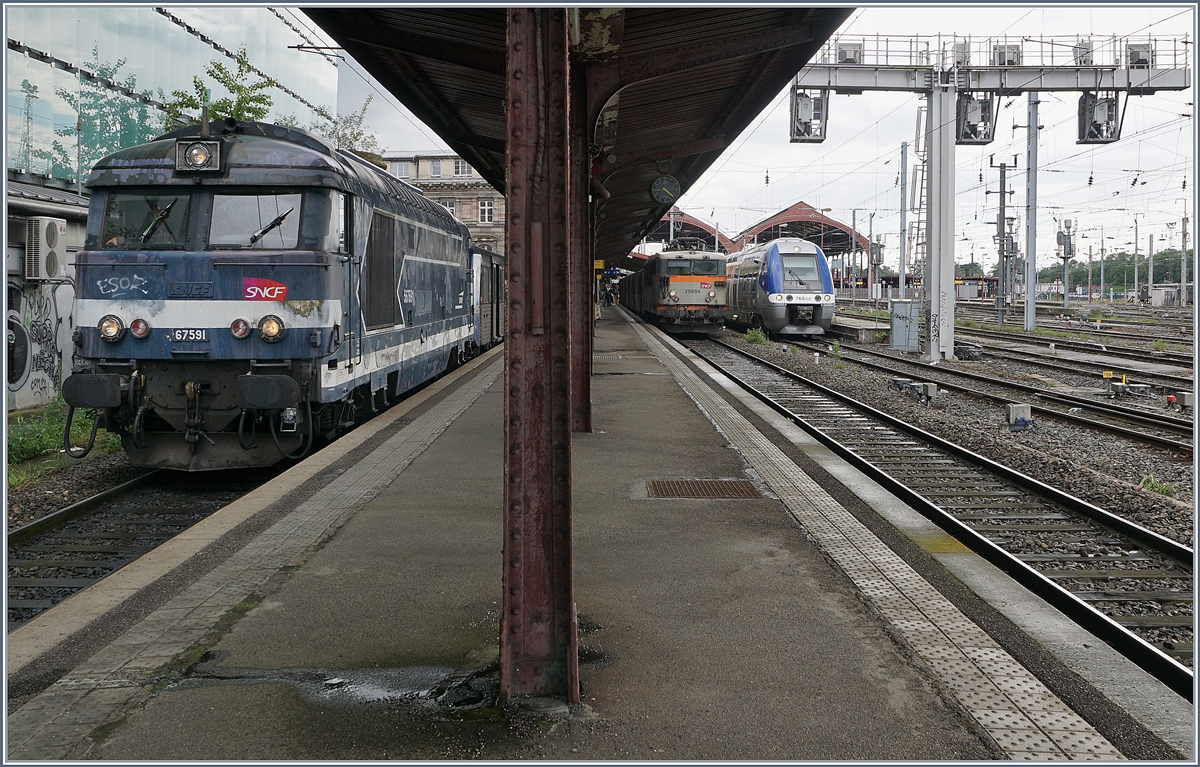 In Strasbourg warten altgediente und von der Ausmusterung bedrohte Loks mit ihren TER auf die Abfahrt: Im Vordergrund die SNCF BB 67591 mit ihrem TER 8301716 nach Lauterbourg und im Hintergrund die SNCF BB 25664.

28. Mai 2019
