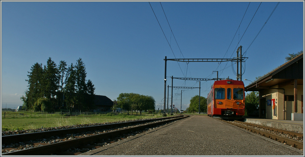 In Trlex wartet der NStCM Regionalzug 215 auf den Gegenzug. (1024px) 
28. Aug. 2013