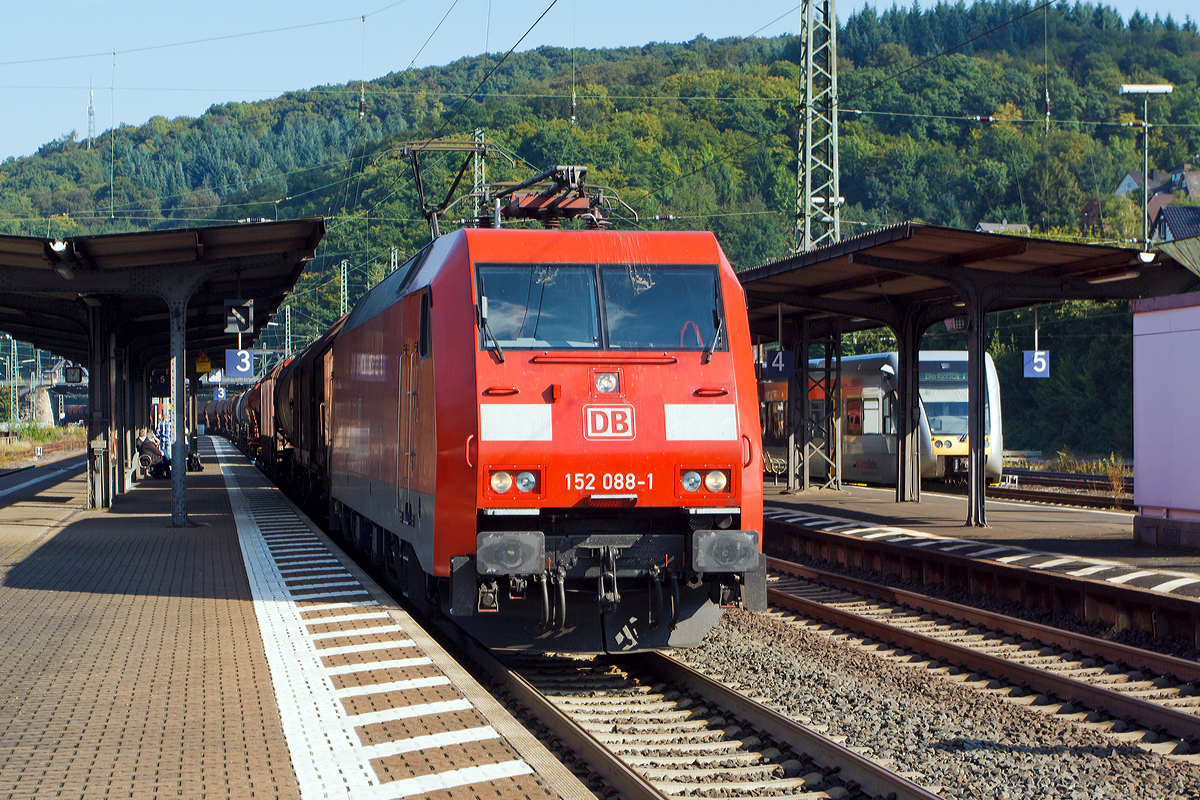 
In zehn Minuten kommt mein Zug nach Gießen, doch zuvor....
Die 152 088-1 (91 80 6152 088-1 D-DB) der DB Schenker Rail Deutschland AG fährt am 27.08.2014 mit einem gem. Güterzug durch den Bahnhof Dillenburg in Richtung Gießen. 

Die Siemens ES64F wurde 2000 von Krauss-Maffei in München unter der Fabriknummer 20215 gebaut, der elektrische Teil wurde von Siemens (DUEWAG) unter der Fabriknummer 91959 gebaut. Durch die Übernahme der DUEWAG durch den Siemens-Konzern wurde das Werk Uerdingen unter anderem zum Hersteller von ICE-Hochgeschwindigkeitszügen und kurzzeitig auch von Elektro-Lokomotiven der Baureihe 152.