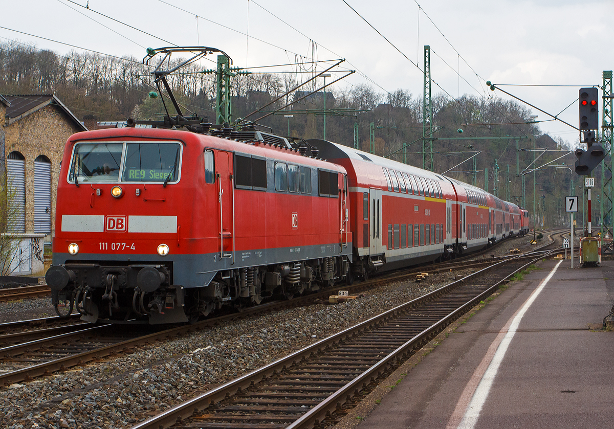 
In der Zeit wo man auf die  Hamster  als RE 9 noch wartete wurde im Sandwich gefahren....
Die 111 077-4  (91 80 6111 077-4 D-DB) als Zuglok und die 111 075-8 (91 80 6111 075-8 D-DB) als Schublok am 14.04.2012, mit 5 DoSto-Wagen als RE 9 (rsx - Rhein-Sieg-Express) Aachen - Köln - Siegen, bei der Einfahrt in den Bahnhof Betzdorf/Sieg. 

Beide Loks sind Stuttgarter-Loks und waren, durch den Lokmangel in NRW bedingt durch die Sandwich-Züge, vom Dez. 2010 bis Dez. 2012 von der DB Regio Baden-Württemberg an die DB Regio NRW ausgeliehen.  
Durch das Fahren im Sandwich konnte man wie hier mit 5 DoSto-Wagen, anstelle von vier fahren, und dabei den Fahrplan halten.