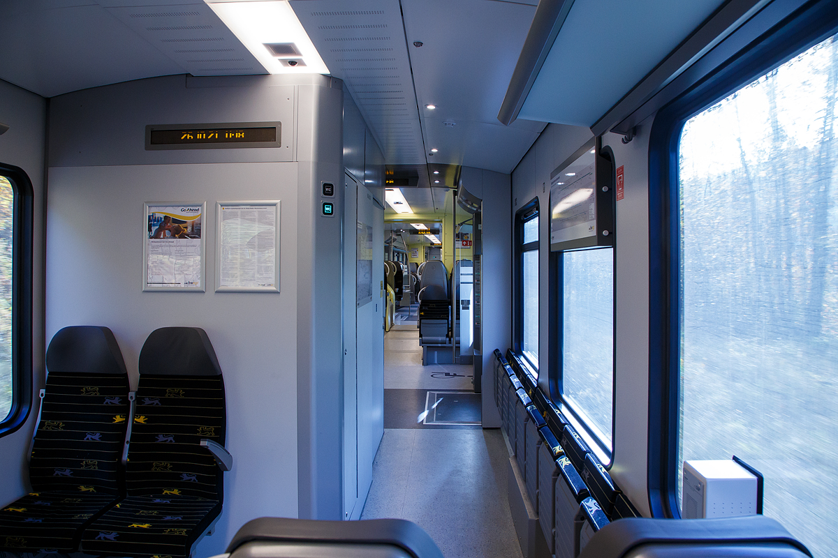 Inneneinrichtung des Go-Ahead ET 5.19 ein fünfteiliger Stadler FLIRT³ der Baureihe 1429 am 26.10.2021, als MEX 16 „Filstalbahn“ (ex RB 16) Ulm-Stuttgart, hier bei Amstetten (Württ).

