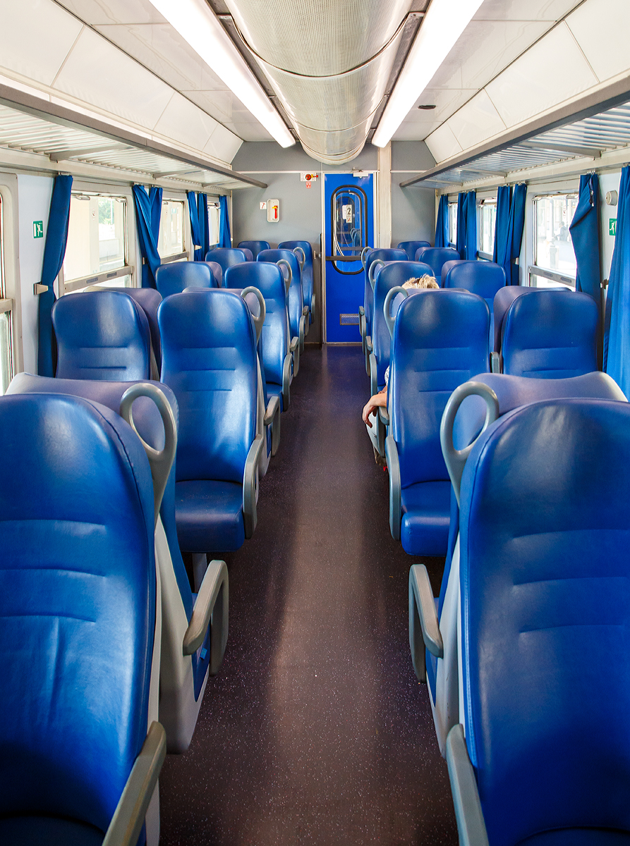 
Innenraum des Nahverkehrs-Personenwagens 50 83 21-86 438-3 I-TN der Trenord (Tn) der Gattung nB am 04.08.2019 in Domodossola.