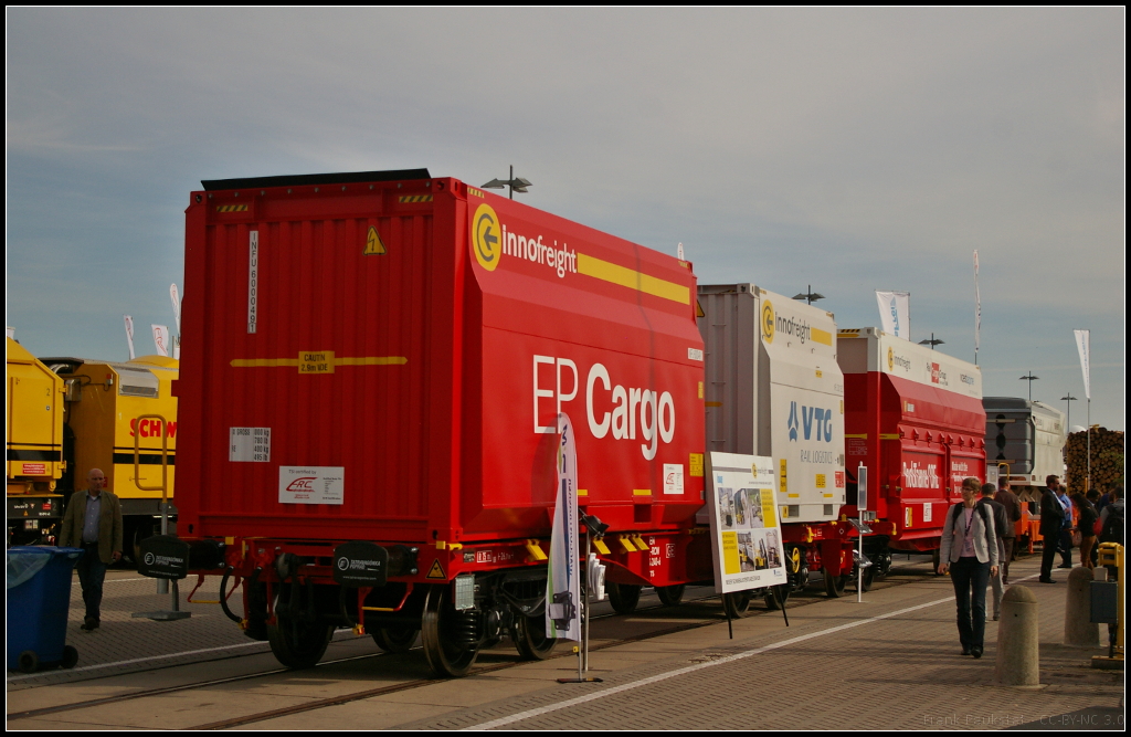 InnoTrans 2016 in Berlin: Drehgestellflachwagen der österreichischen Firma Rail Cargo Wagon, auf der Messe beladen mit Containern der Fa. innofreight (A-RCW 31 81 4854 240-6 Sggrrs)