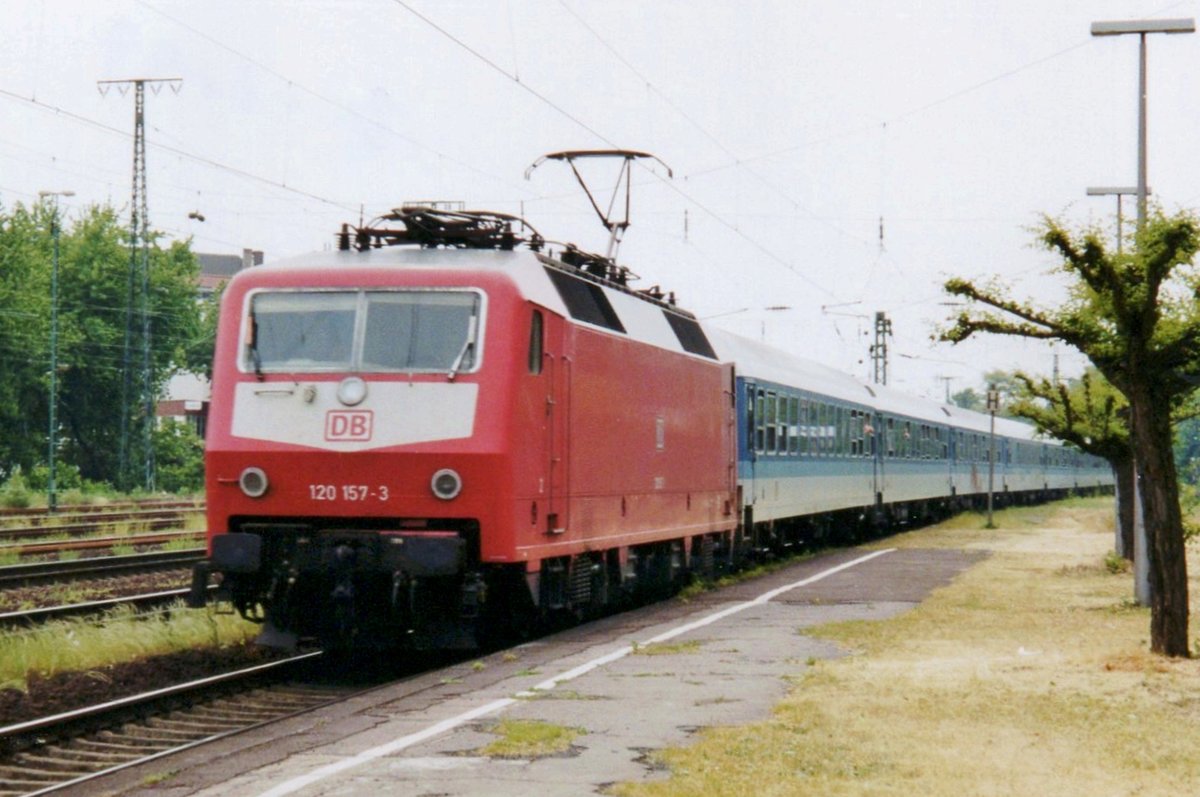 IR aus Karlsruhe durchfahrt mit 120 157 an der Spitze am 13 April 2000 Köln West.