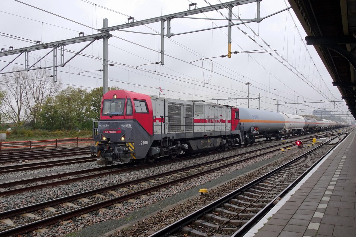 IRP 2106 schleppt ein umgeleiteter Gaskesselwagen zug durch Nijmegen nach venlo ber die nicht elektrifizierter Maaslinie am 13 November 2021.