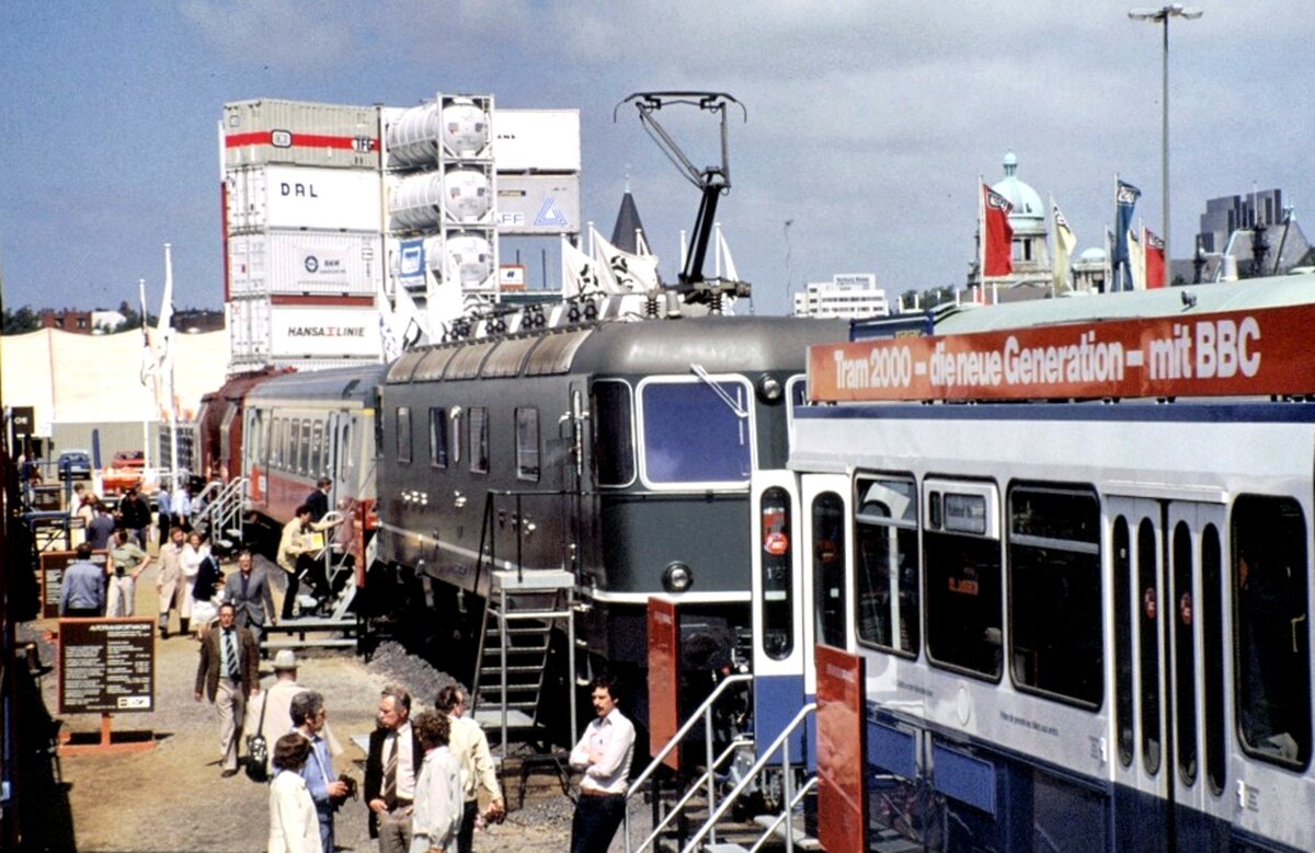 IVA in Hamburg im Oktober 1979; Schweizer Fahrzeuge von vorn: Feuerlschfahrzeug (Tank); Reisezugwagen der City-Bahn; Ellok Re 6/6 Nr.11 675  Gelterkinder  und Tram von Zrich.