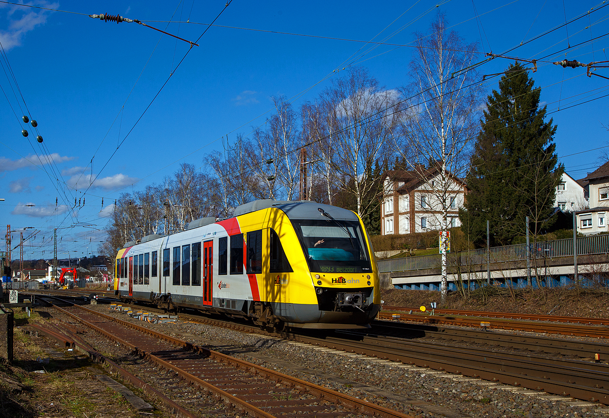 Ja, so macht das Fotografieren spaß, endlich lacht nochmal die Sonne und man wird freundlich gegrüßt.....
Der VT 264 (95 80 0648 664-0 D-HEB / 95 80 0648 164-1 D-HEB) ein Alstom Coradia LINT 41 der HLB (Hessische Landesbahn) fährt am 23.02.2022, als RB 93  Rothaarbahn  (Bad Berleburg - Kreuztal - Siegen - Betzdorf), von Kreuztal weiter in Richtung Siegen.

Nochmal einen lieben Grüß, an den sehr netten Triebfahrzeugführer zurück.

