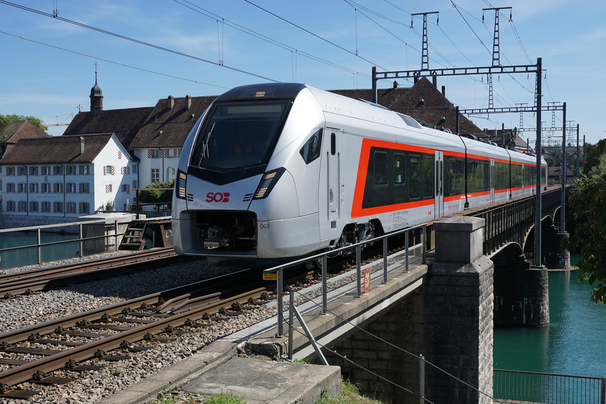 JAHRESRÜCKBLICK 2018
von Walter Ruetsch
Serie Nr. 4
SOB RABe 526 002 auf Testfahrt beim Passieren der Aarebrücke Solothurn am 11. September 2018.
