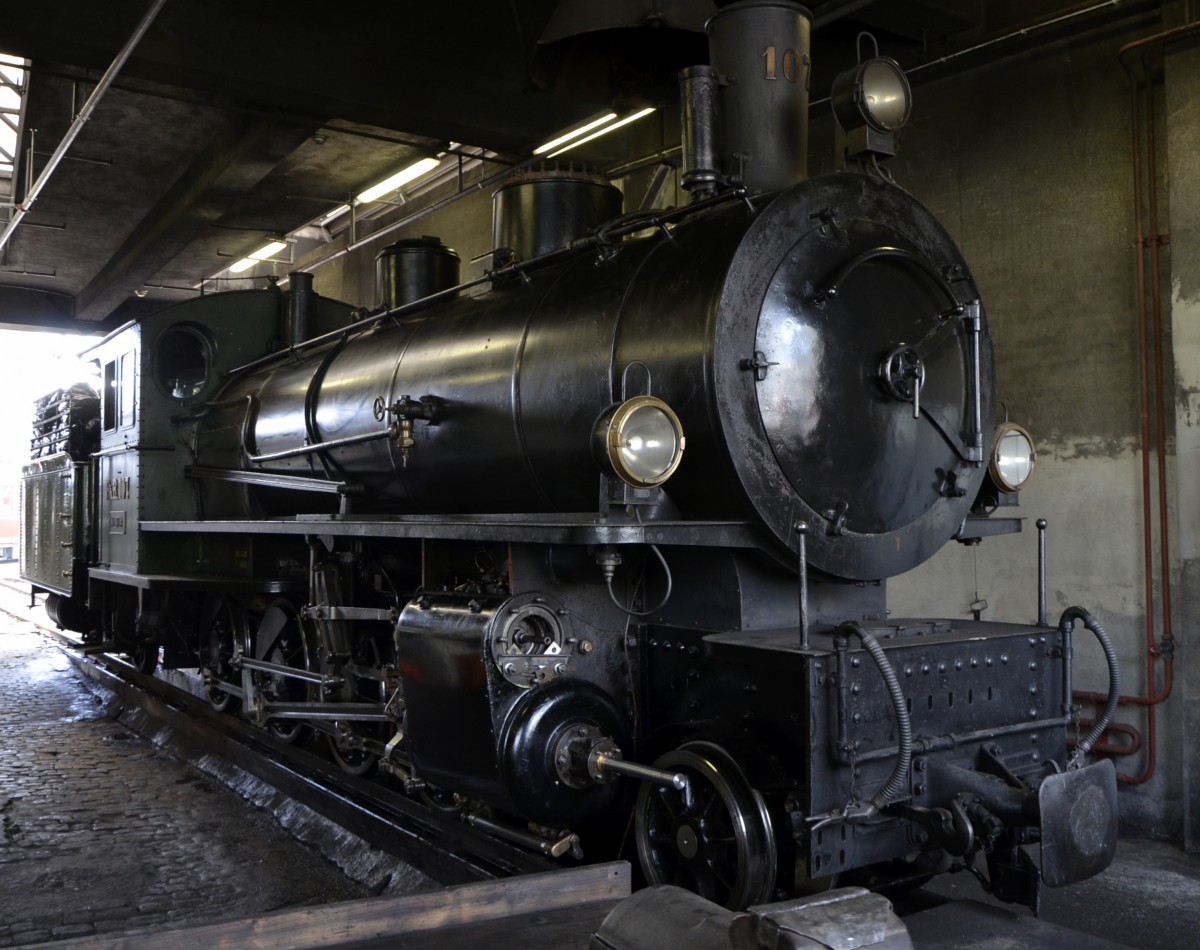 Jubilum 125 Jahre RhB am 10.05.2014 im Depot Landquart. Die Schwesterlok G 4/5 107 war bei der Lokparade nicht beteiligt und stand kalt abgestellt auf einem Nebengleis.
(10.05.2014)