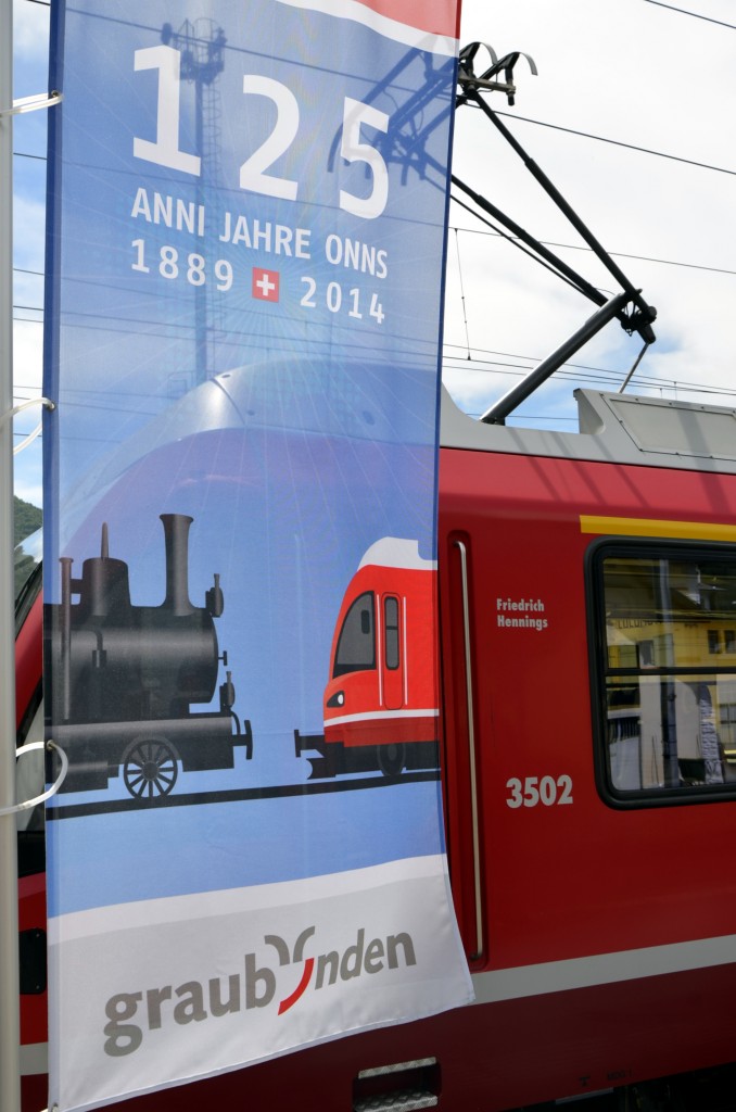 Jubilumslogo und Original-Allegra-Triebzug im Bahnhof Tirano am 16.05.2014