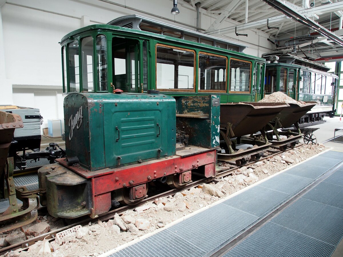 Jung Trmmerbahn der Straenbahn Stuttgart im Straenbahn-Museum Stuttgart am 09.10.2014.