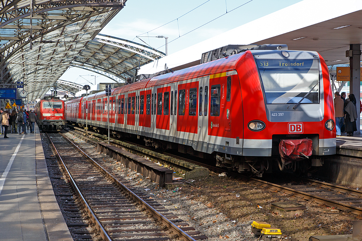 Köln Hauptbahnhof am 08.03.2015 Während links am Gleis 9