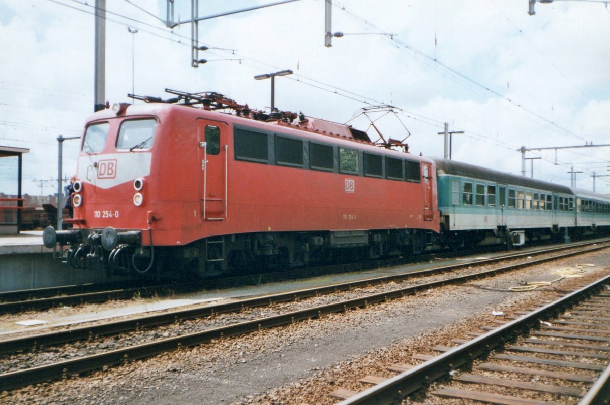 Kastenzehner 110 254 steht am 16 April 1998 in Venlo.
