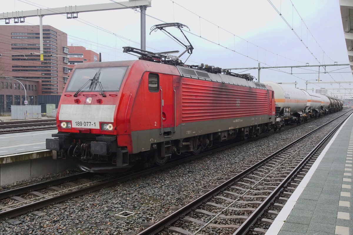 Kesselwagenzug mit 189 077 macht Pause an grauen 3 Februar 2022 in Zwolle.