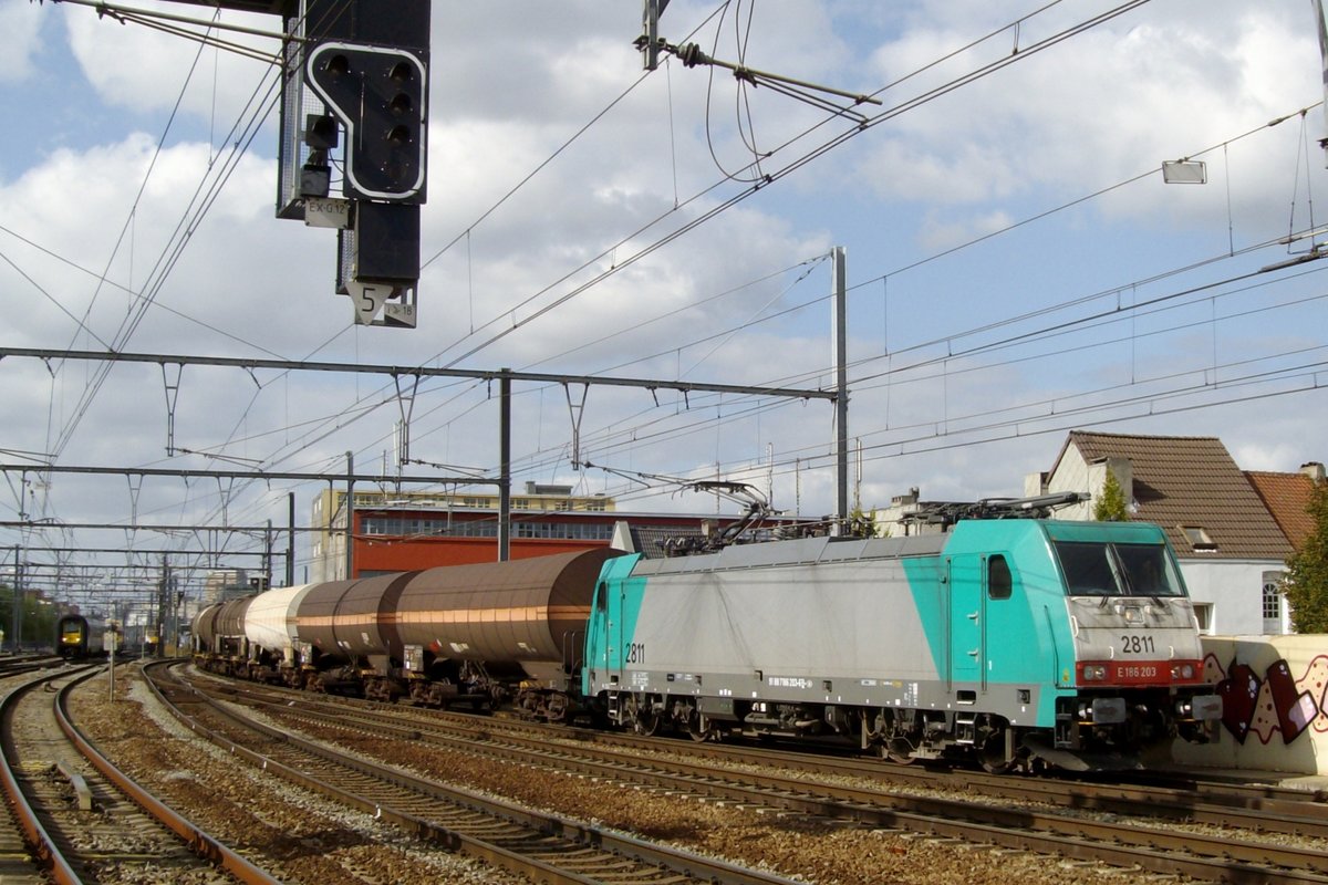 Kesselwagenzug mit 2811 durchfahrt Antwerpen-Berchem am 10 September 2009.