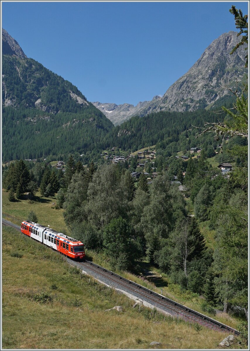 Kleine Bahn in grossartiger Landschaft: der TMR BDeh 4/8 21 ist als SNCF TER von St-Gervais nach Vallorcine unterwegs. Der Triebzug ist auf der Fahrt zwischen Le Buet und Vallorcine. 

1. August 2022