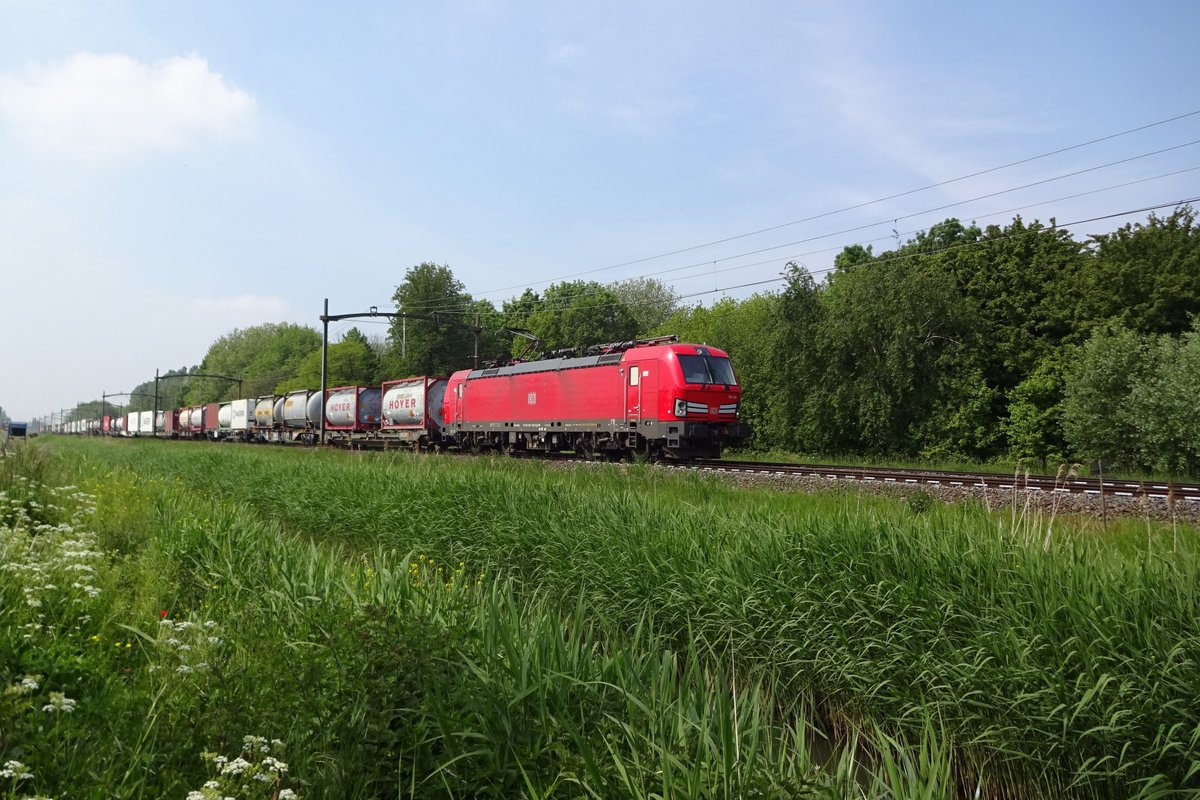 KLV mit 193 355 passiert Dordrecht-Bezuydendijk am 18 Mai 2019. Dieser fahrradbahnübergang ist in die Niederlände ein bekannter Fotostandort.