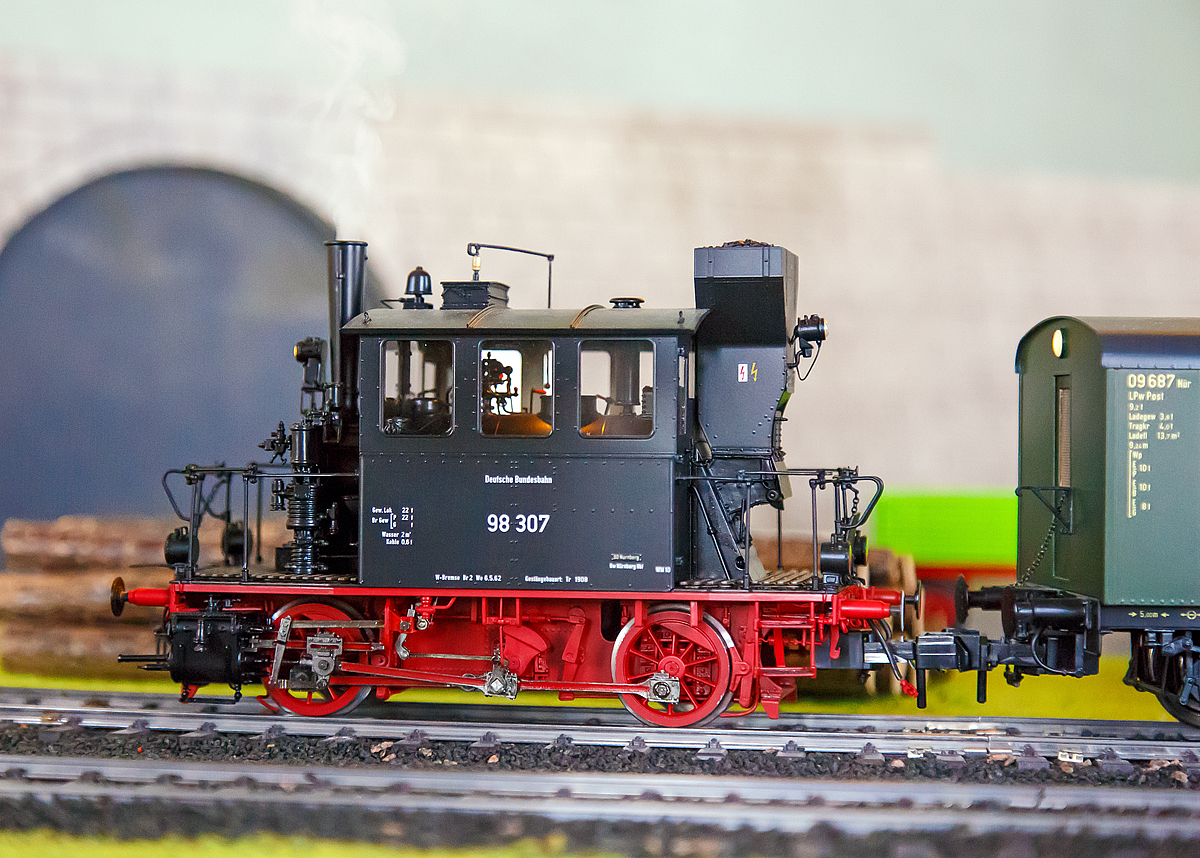
KM1 (Spur 1) Präzisionsmodell aus Messing und Edelstahl der DB 98 308 , ex DRB 98 307,ex K.Bay.Sts.B. 4529 (Bayrische PtL 2/2 - Der Glaskasten) am 06.05.2018 auf der Spur 1 Bahn im Erlebnisbahnhof Westerwald der Westerwälder Eisenbahnfreunde 44 508 e. V. hier war Museumstag. 

Das Vorbild: Die für den Ein-Mann-Betrieb vorgesehene Dampflokomotive der Gattung PtL2/2 waren leicht, kompakt und vielseitig einsetzbar. Die häufig in Lokalbahnen eingesetzten Lokomotiven waren mit einer halbselbsttätigen Schüttfeuerung ausgestattet. Das Führerhaus umschloß bis auf die Rauchkammer den gesamten Kessel. Diese Eigenart verschaffte ihnen den Namen Glaskasten. Handumläufe sorgten dafür, daß zu beiden Seiten ein gefahrloser Übergang zum Hauptzug möglich war. 

Die PtL 2/2 wurde ursprünglich sowohl bei der K.Bay.Sts.B. als auch in Preußen bei der K.P.E.V. stationiert.