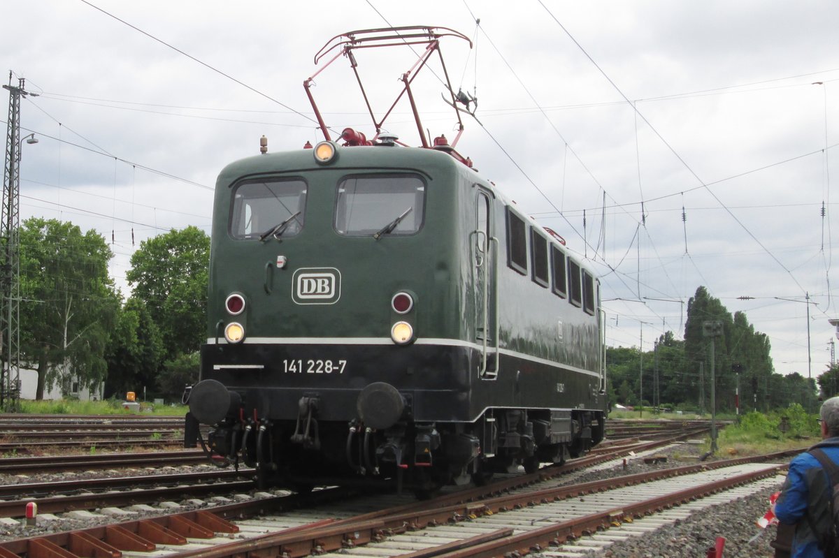 Knallfrosch 141 228 lauft am 30 Mai 2014 um in Darmstadt-Kranichstein. 