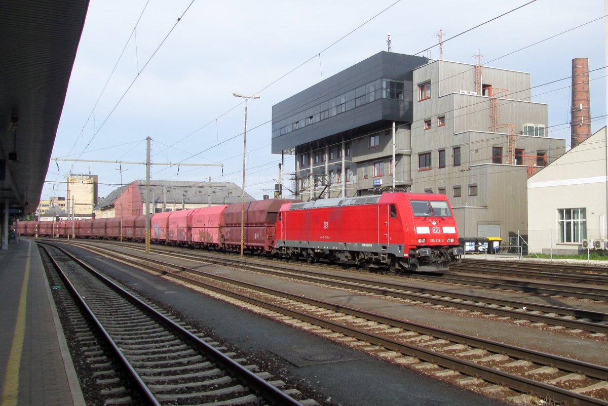 Kohlezug mit 185 219 passiert am 15 september 2015 Linz Hbf.